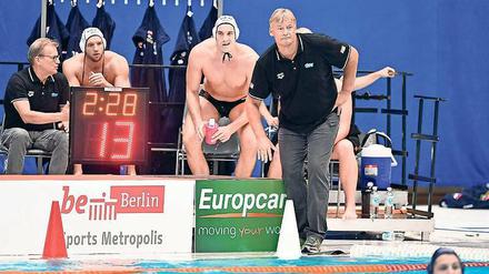Bange Blicke am Beckenrand. Bundestrainer Hagen Stamm (rechts) war zufrieden mit seinem Team.