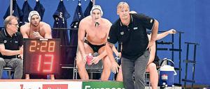 Bange Blicke am Beckenrand. Bundestrainer Hagen Stamm (rechts) war zufrieden mit seinem Team.