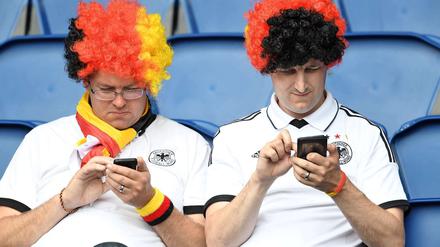 Ich sehe was, was du nicht siehst. Handy-Videos von Zuschauern als Entscheidungshilfe für Schiris sind der neueste Trend im Fußball.