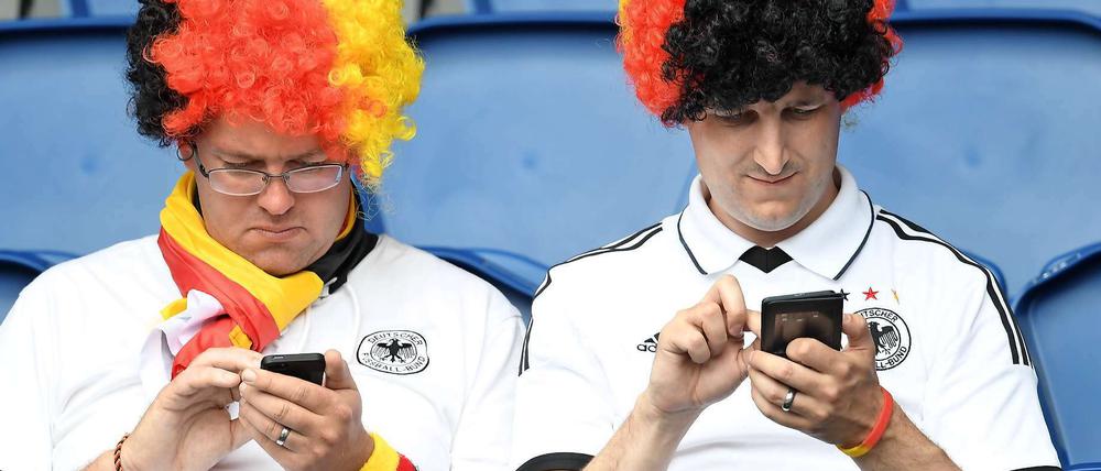 Ich sehe was, was du nicht siehst. Handy-Videos von Zuschauern als Entscheidungshilfe für Schiris sind der neueste Trend im Fußball.