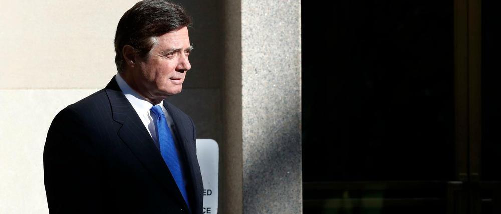 Paul Manafort, der frühere Wahlkampfmanager von US-Präsident Trump, verlässt das Federal District Court.