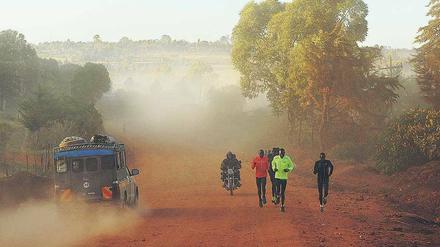 Unterwegs in Iten. Wie diese Athleten läuft Anke Esser täglich auf den Pisten rund um das Örtchen im Nordwesten Kenias.