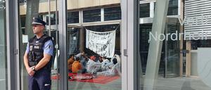 Rund 20 Demonstranten sind in die Landesvertretung von NRW in der Hiroshimastraße eingedrungen.