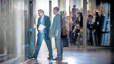 Tür auf, Tür zu. Hans-Georg Maaßen, Präsident des Amtes für Verfassungsschutz, auf dem Weg zu einer Anhörung im Bundestag.