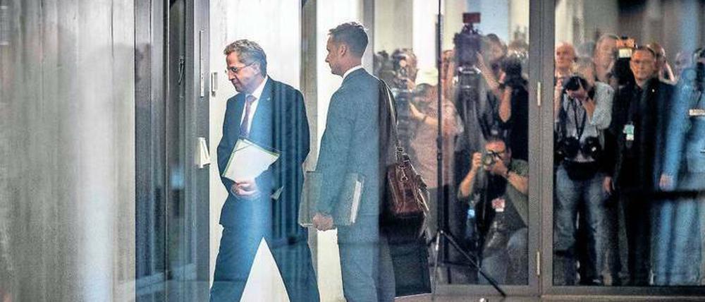 Tür auf, Tür zu. Hans-Georg Maaßen, Präsident des Amtes für Verfassungsschutz, auf dem Weg zu einer Anhörung im Bundestag.