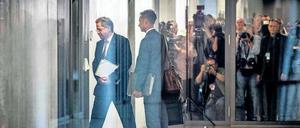 Tür auf, Tür zu. Hans-Georg Maaßen, Präsident des Amtes für Verfassungsschutz, auf dem Weg zu einer Anhörung im Bundestag.