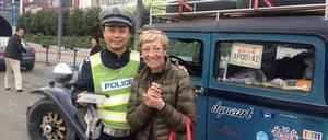 uMit dem Lächeln des Ostens. Auch in China kam Heidi Hetzer gut klar.