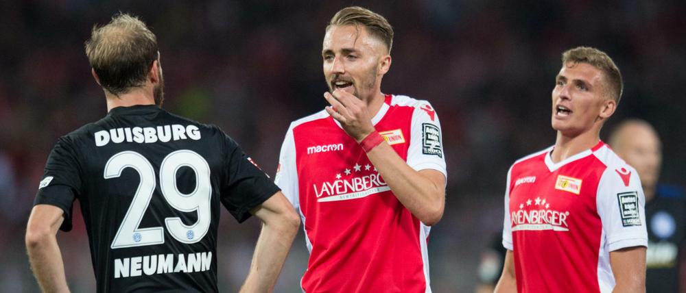 Redebedarf. Unions Torschütze Florian Hübner (Mitte) und Grischa Prömel tauschen sich nach Spielende mit dem Duisburger Sebastian Neumann aus.