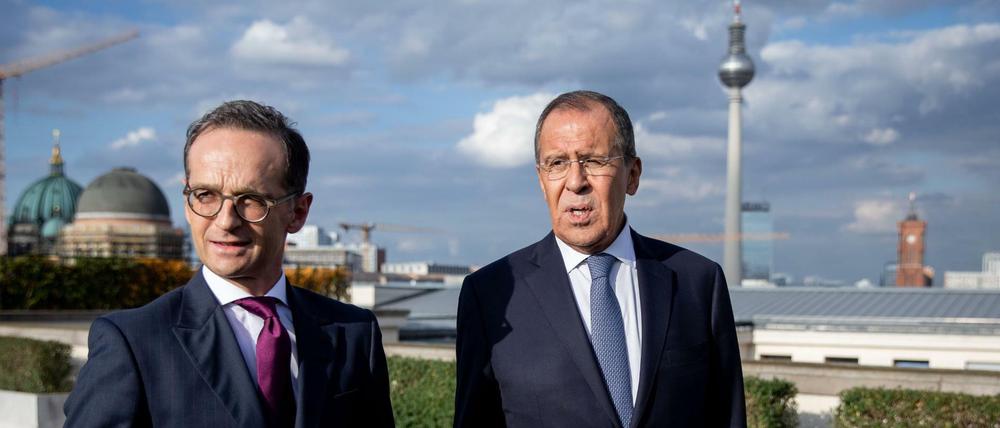 Heiko Maas (SPD), deutscher Außenminister, und Sergej Lawrow, russischer Außenminister, gehen auf die Dachterrasse des Auswärtigen Amtes.
