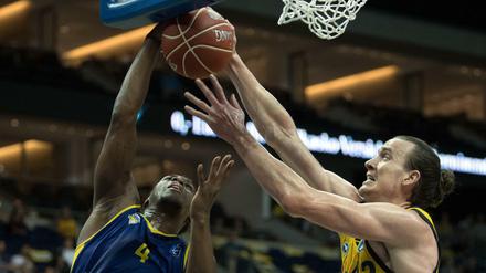 Dennis Clifford (rechts) gehörte in der vergangenen Saison zum Stammpersonal von Alba Berlin. 