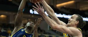 Dennis Clifford (rechts) gehörte in der vergangenen Saison zum Stammpersonal von Alba Berlin.