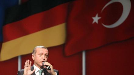 Der türkische Ministerpräsident Recep Tayyip Erdogan spricht in der Lanxes-Arena. (Archivbild)