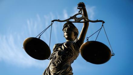 Eine Statue der Justitia hält eine Waage in ihrer Hand. (Symbolbild)