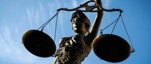 Eine Statue der Justitia hält eine Waage in ihrer Hand. (Symbolbild)