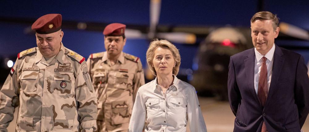 Ursula von der Leyen (CDU), Bundesministerin der Verteidigung, auf dem Flughafen von Bagdad.