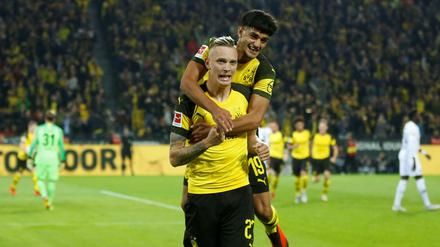 Ausgerechnet. Der frühere Frankfurter Marius Wolf trifft zum 2:1 für den BVB und lässt sich von Mahmoud Dahoud feiern.