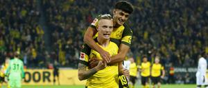Ausgerechnet. Der frühere Frankfurter Marius Wolf trifft zum 2:1 für den BVB und lässt sich von Mahmoud Dahoud feiern.