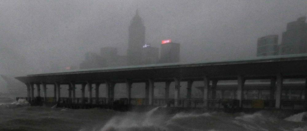 Starker Wind, verursacht durch den Taifun "Mangkhut", treibt hohe Wellen an den Victoria Habour in Hongkong.