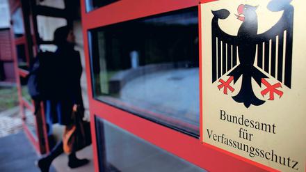 Eine Behörde, die für Sicherheit sorgen soll, aber bei manchen auch Unsicherheit provoziert. 