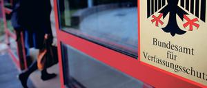 Eine Behörde, die für Sicherheit sorgen soll, aber bei manchen auch Unsicherheit provoziert. 