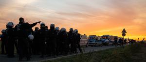 Einsatzkräfte der Polizei setzten den vierten Tag in Folge die Räumung der Baumhäuser im Hambacher Forst fort.