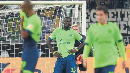 Fassungslos. Der FC Schalke 04, immerhin Vizemeister, ist nach drei Bundesliga-Niederlagen in Serie auf der Suche nach sich selbst.