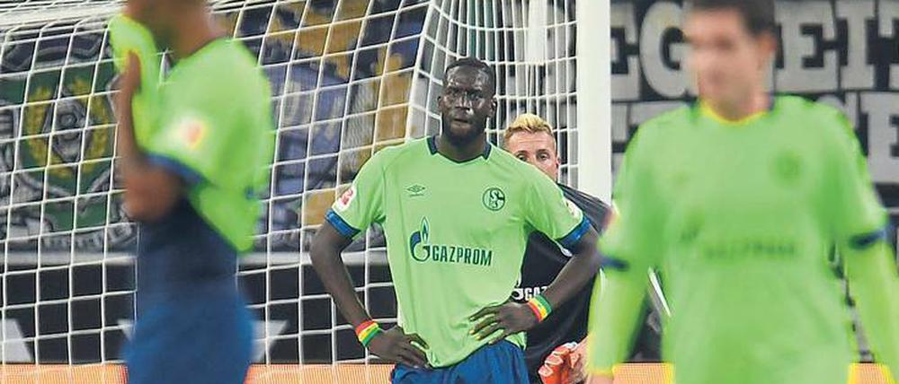 Fassungslos. Der FC Schalke 04, immerhin Vizemeister, ist nach drei Bundesliga-Niederlagen in Serie auf der Suche nach sich selbst. 
