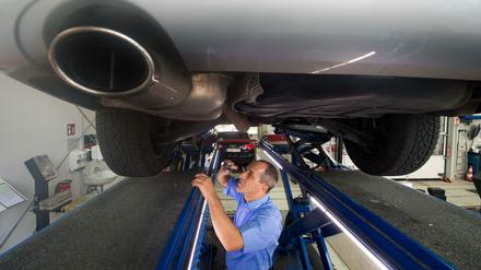 Auf dem Prüfstand. Auch Daimler muss nachrüsten. 