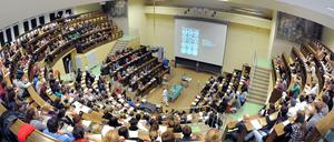 Ein Medizinprofessor unterrichtet Studierende in einem Hörsaal.