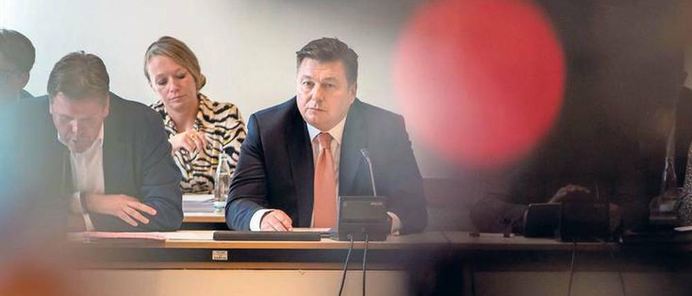 Innensenator Andreas Geisel (SPD) fühlt sich von der Opposition durch Vorwürfe in der Schießstandaffäre diskreditiert.