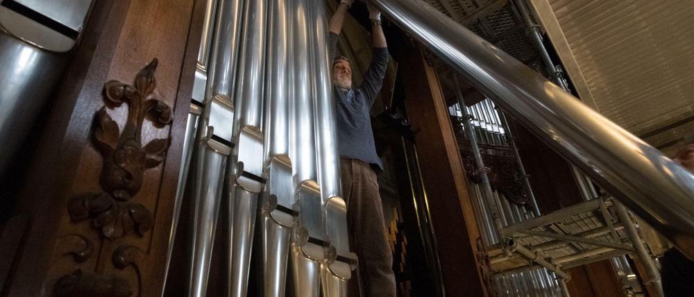 Die Pfeifen der Sauer-Orgel im Berliner Dom, hier gerade beim Frühjahrsputz.