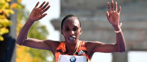 Gladys Cherono setzte sich in einem lange offenen Rennen zum dritten Mal beim Berlin-Marathon durch.