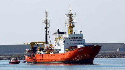 Aus Seenot gerettete Flüchtlinge kommen mit der "Aquarius" im Hafen von Valencia an. 