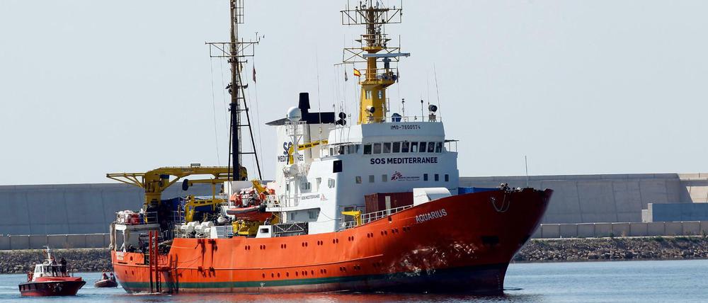 Aus Seenot gerettete Flüchtlinge kommen mit der "Aquarius" im Hafen von Valencia an. 