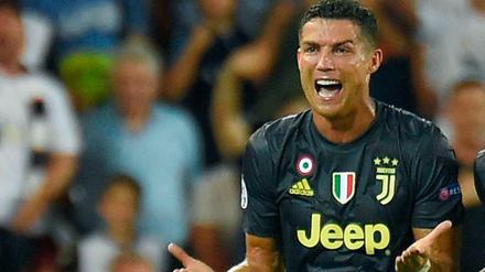 Cristiano Ronaldo kann seinen Platzverweis gar nicht fassen.