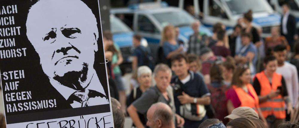 Demonstranten fordern bei einem Protestzug in Hessen einen Wechsel der Migrationspolitik und wenden sich gegen Bundesinnenminister Horst Seehofer (CSU).