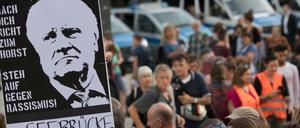 Demonstranten fordern bei einem Protestzug in Hessen einen Wechsel der Migrationspolitik und wenden sich gegen Bundesinnenminister Horst Seehofer (CSU).