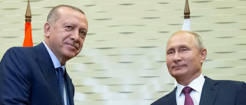 Der russische Präsident Vladimir Putin (rechts) empfängt seinen türkischen Kollegen Tayyip Erdogan in Sotschi.