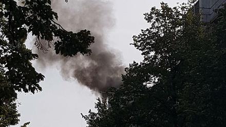 Feuer überm Dach des Lette-Vereins.