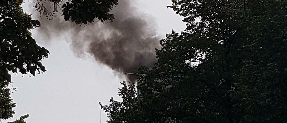 Feuer überm Dach des Lette-Vereins.