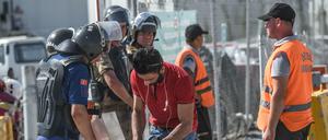 Taschenkontrolle: Polizisten durchsuchen Arbeiter an der Baustelle des neuen Großflughafens in Istanbul.