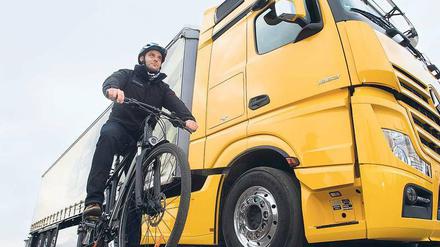 Gefahrenzone. Lastwagen verursachen im Straßenverkehr schwere Unfälle.