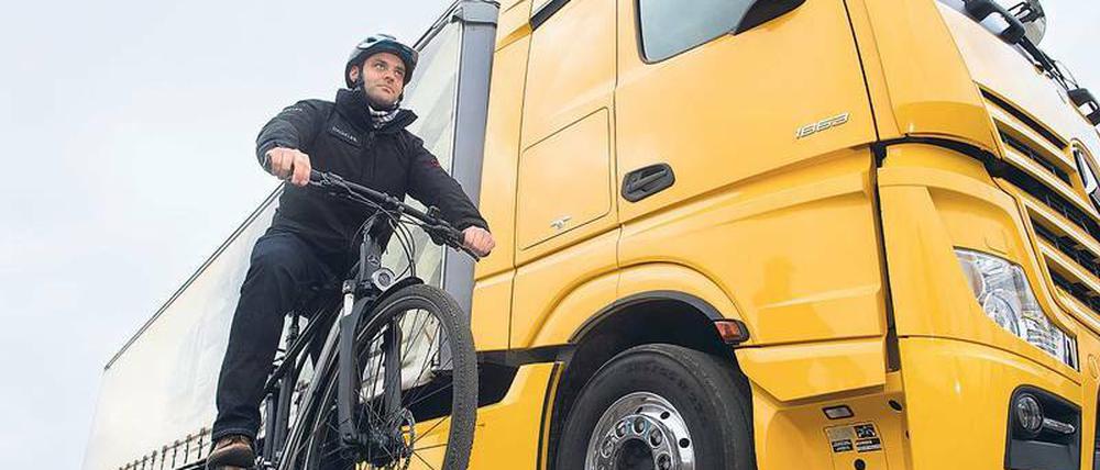 Gefahrenzone. Lastwagen verursachen im Straßenverkehr schwere Unfälle.