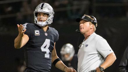 Jon Gruden (r.) will die Oakland Raiders nach vorne bringen.