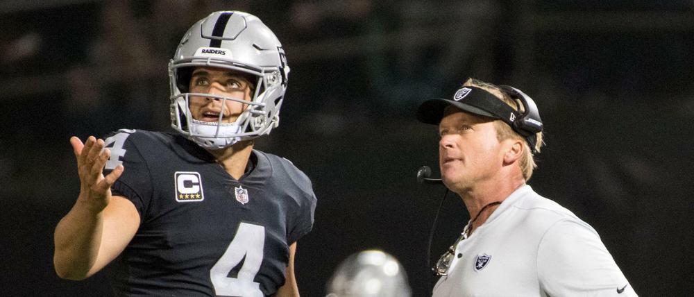 Jon Gruden (r.) will die Oakland Raiders nach vorne bringen.