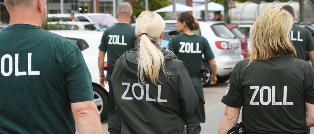 Die Finanzkontrolle Schwarzarbeit des Zolls bei einer bundesweiten Mindestlohnprüfung