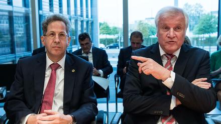 Horst Seehofer (r, CSU), Bundesminister für Inneres, Heimat und Bau, und Hans-Georg Maaßen, Präsident des Bundesamts für Verfassungsschutz (BfV), zu Beginn der Sondersitzung des Innenausschusses im Deutschen Bundestag.