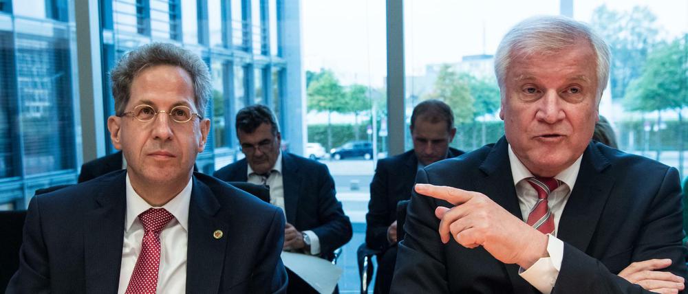 Horst Seehofer (r, CSU), Bundesminister für Inneres, Heimat und Bau, und Hans-Georg Maaßen, Präsident des Bundesamts für Verfassungsschutz (BfV), zu Beginn der Sondersitzung des Innenausschusses im Deutschen Bundestag.