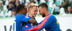 Gut in Form. Valentino Lazaro (l.) und Vedad Ibisevic (r.) freuen sich über Ondrej Dudas drittes Tor in dieser Saison.