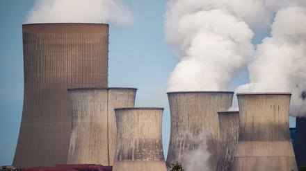 Aus den Kühltürmen des Braunkohlekraftwerk Niederaußem des Energiekonzerns RWE steigt Wasserdampf auf. 